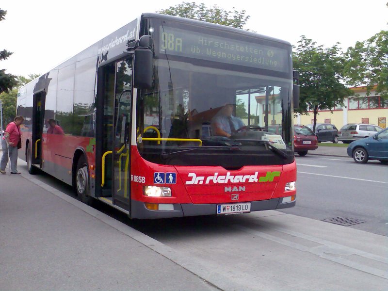 Bus R8858