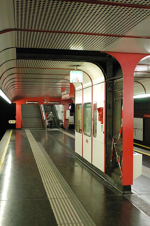 Fehlende Verkleidungsteile in der U1-Station Taubstummengasse - Bild 01