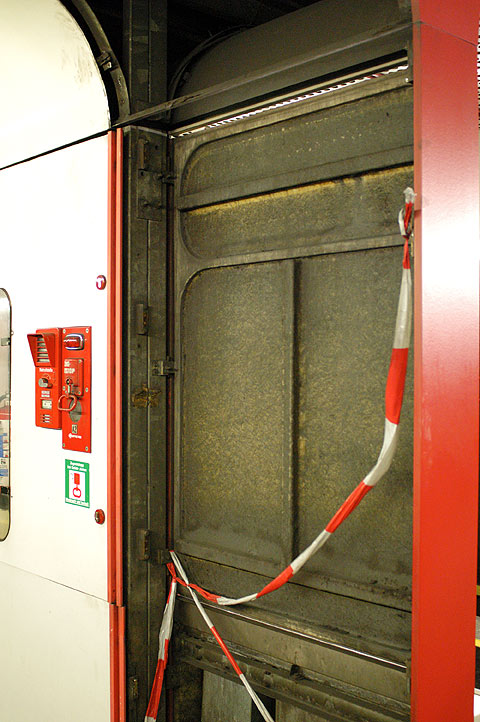 Fehlende Verkleidungsteile in der U1-Station Taubstummengasse - Bild 02