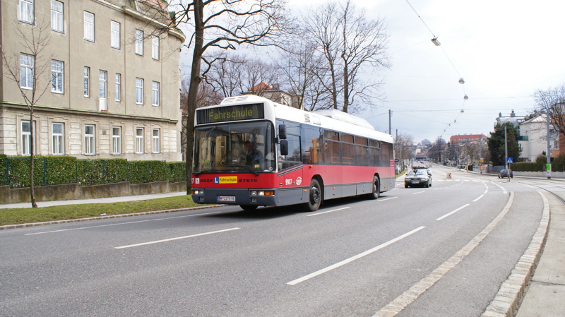 2009/03/12 - 9907 (Fahrschulbus) in der Grinzinger Allee