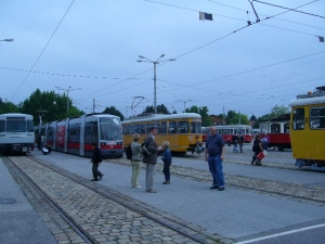 CH 6160 (Ex C3 160) in der Mitte, links davon B1 707 und rechts LH 6421 (Ex L3 588) beim Tramwaytag 2009 0912 !