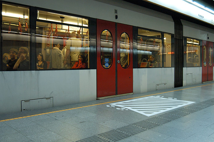 Bahnsteigmarkierungen in der U6-Station Westbahnhof