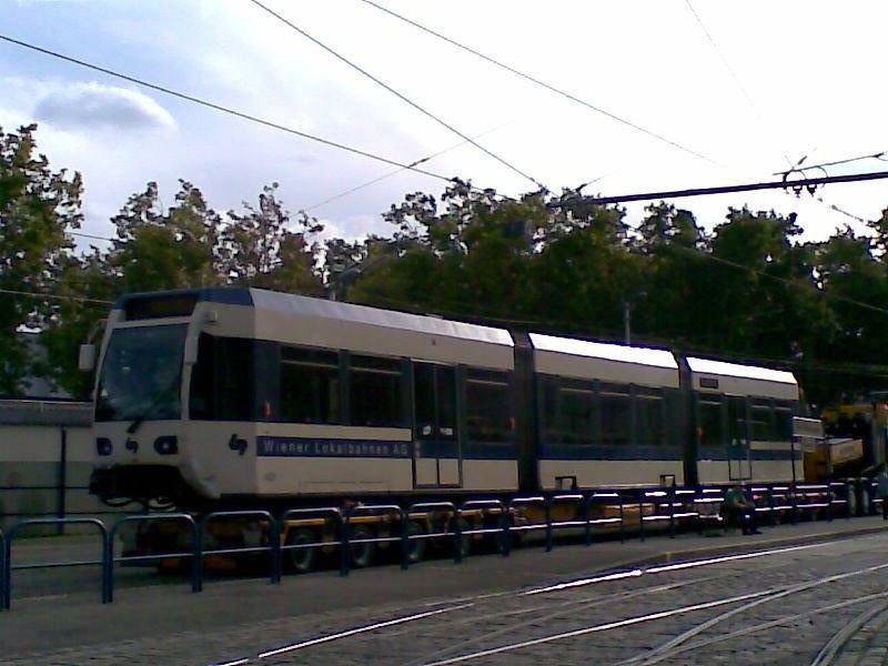 WLB TW 408 auf Tieflader in der wolfganggasse