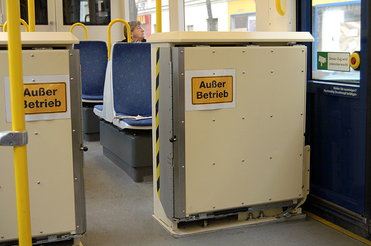 Neue Rollstuhllifte im TW 407 - Bild 01
