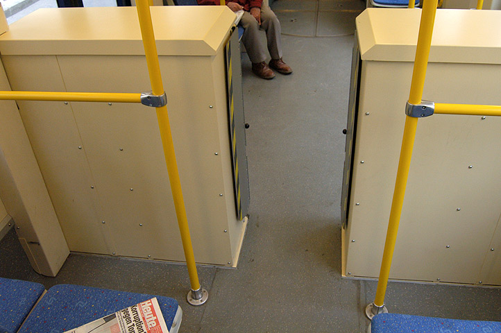 Neue Rollstuhllifte im TW 407 - Bild 02