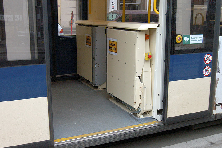 Neue Rollstuhllifte im TW 407 - Bild 06