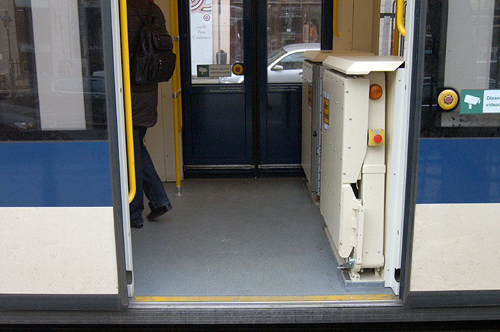 Neue Rollstuhllifte im TW 407 - Bild 07