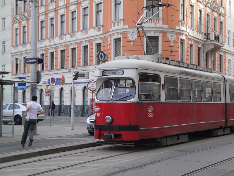 Rückspiegel E1 und E2 am Rennweg