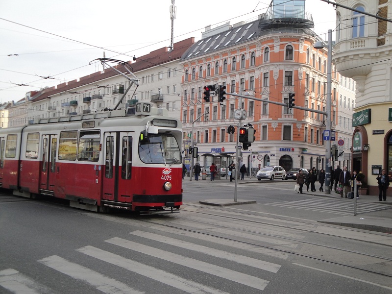 Rückspiegel E1 und E2 am Rennweg 3
