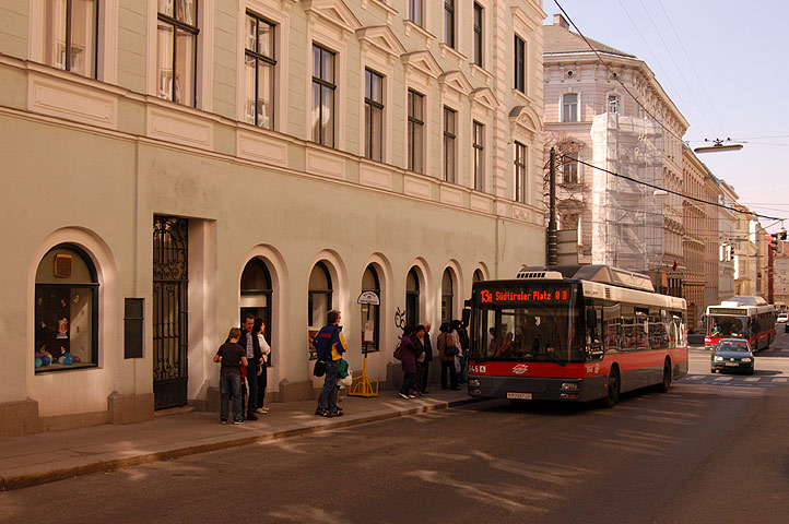 Verlegte 13A-Haltestelle Wiedner Hauptstraße / Johann-Strauß-Gasse - Bild 01