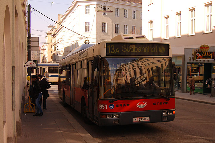 Verlegte 13A-Haltestelle Wiedner Hauptstraße / Johann-Strauß-Gasse - Bild 02