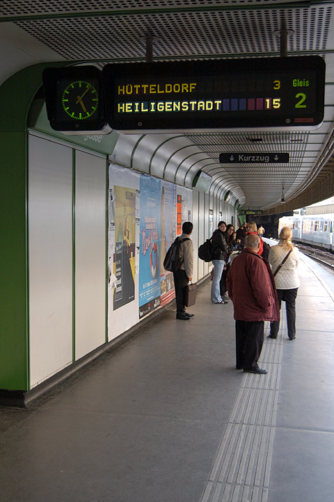 Bahnsteiganzeige Pilgramgasse mit eigenwilligem "Programm"
