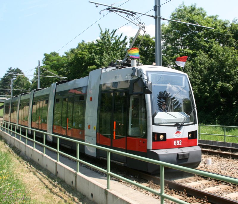 B 692