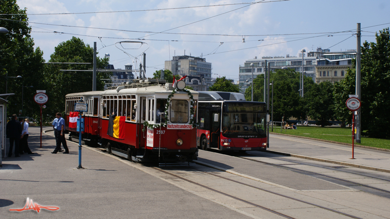 2010/07/03 | L1 2597 + k5 3940 als Hochzeitssonderzug am Karlsplatz