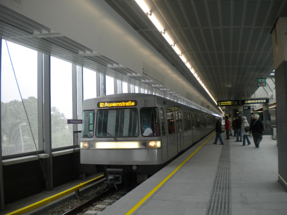 U2 zur Aspernstraße