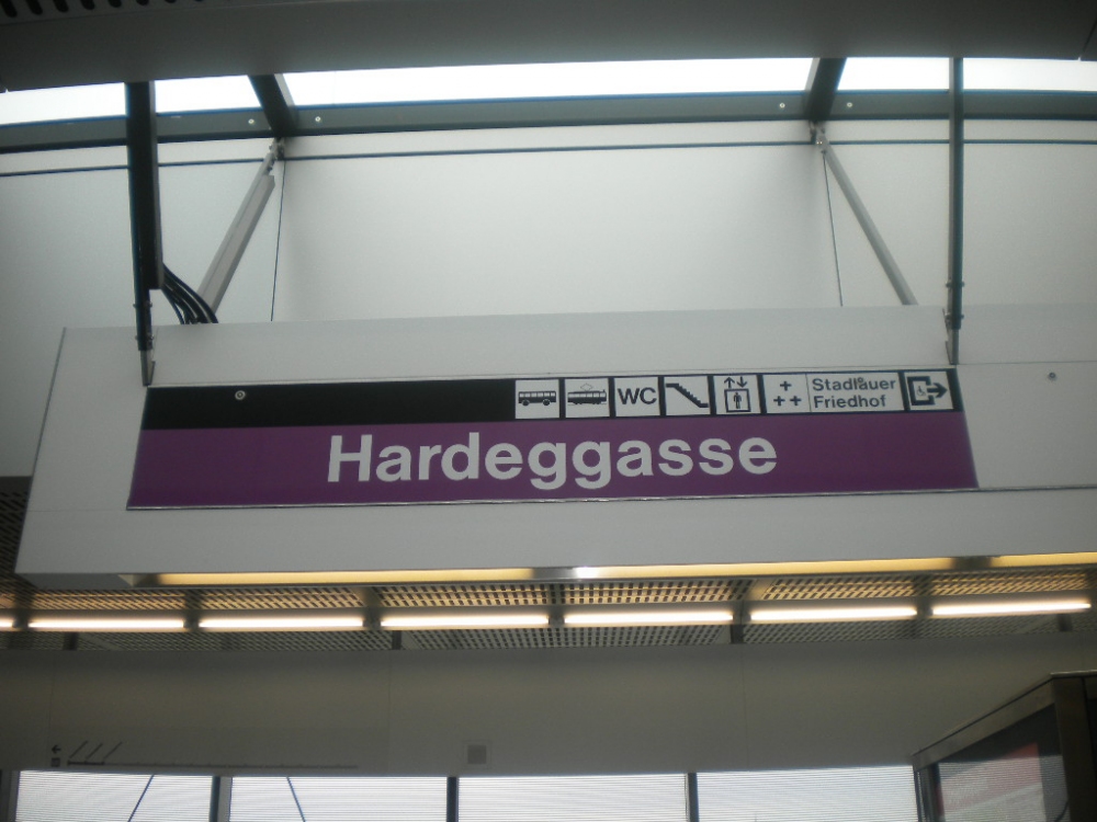 U2 zur Aspernstraße 6