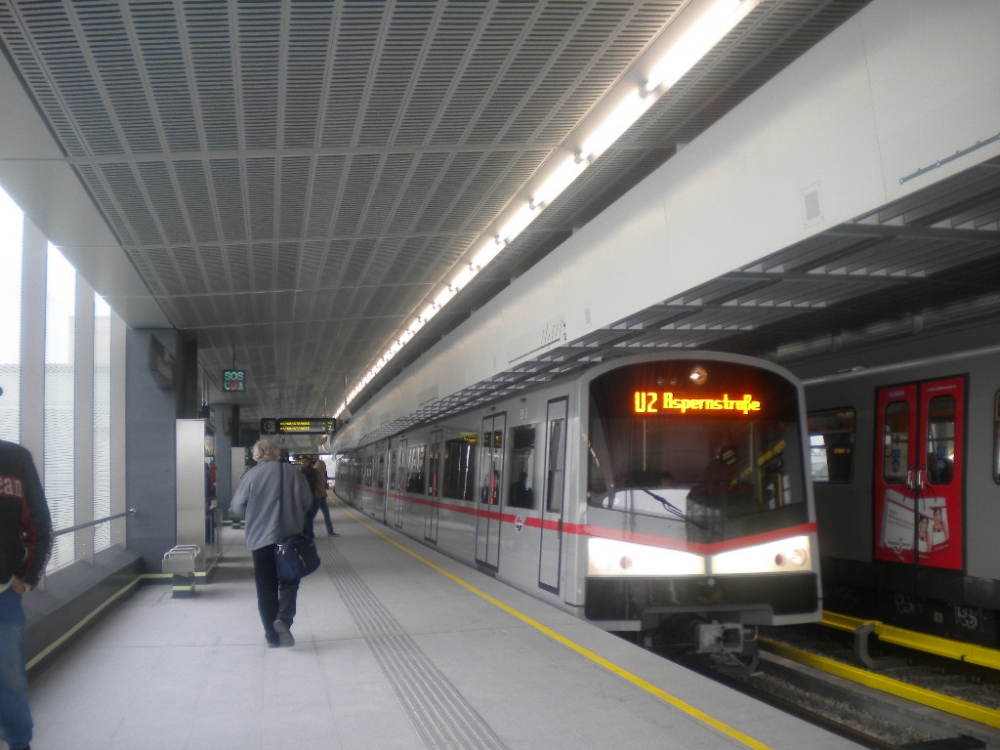 U2 zur Aspernstraße 2
