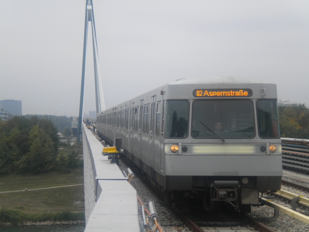 U2 zur Aspernstraße 9