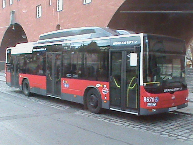 Autobus 8670 in der Station Heiligenstadt