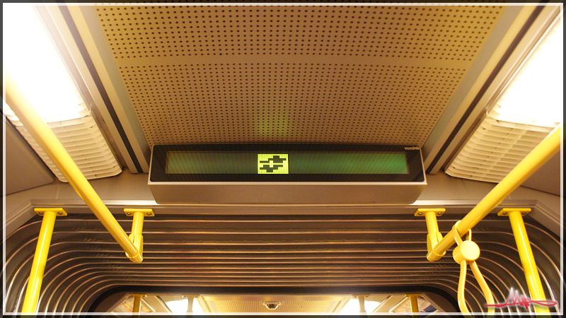2011/02/04 | Rätselhaft dargestelltes WL-Logo anstelle von Fahrgastinformation in einem Zug der Linie U6