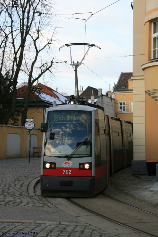 B1 702