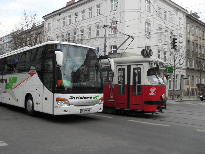 E1 4540 mit Dr. Richard Reisebus auf Linie 10