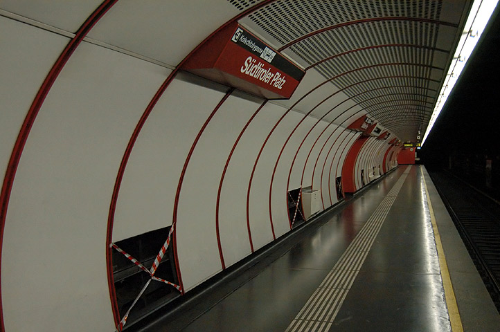 Fehlende Verkleidungsteile in der U1-Station Südtiroler Platz - Bild 01