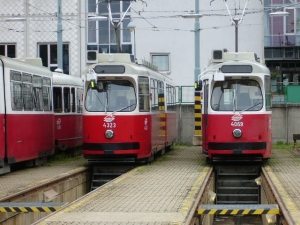 E2 4069 und E2 4323 neben einem E2 und c3 im Freigelände des Bahnhofes Favoriten