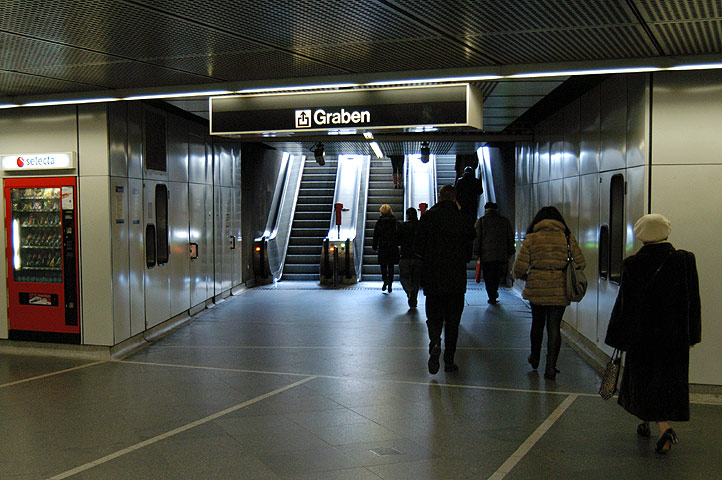 Beton-Vorsprung in U3-Station Stephansplatz - Bild 02