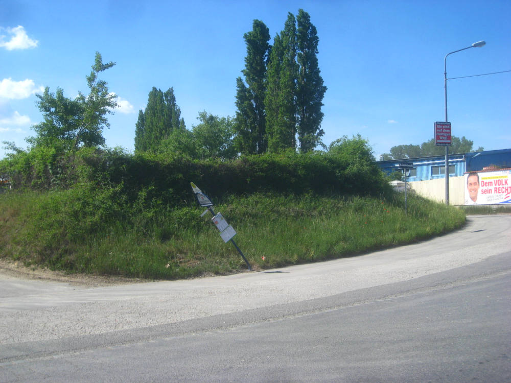 Alberner Hafenzufahrtsstraße -Schiefes Haltestellenschild