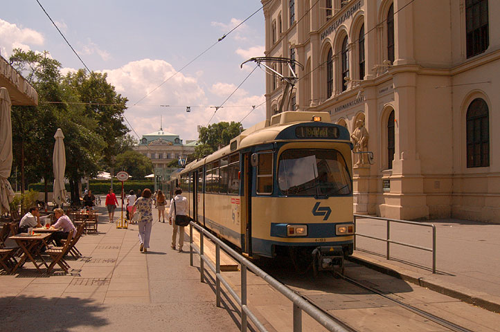 WLB-Langzug in Ersatzhaltestelle Karlsplatz U