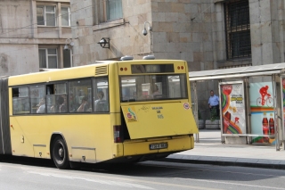 Bus 405 mit offener Heckklappe