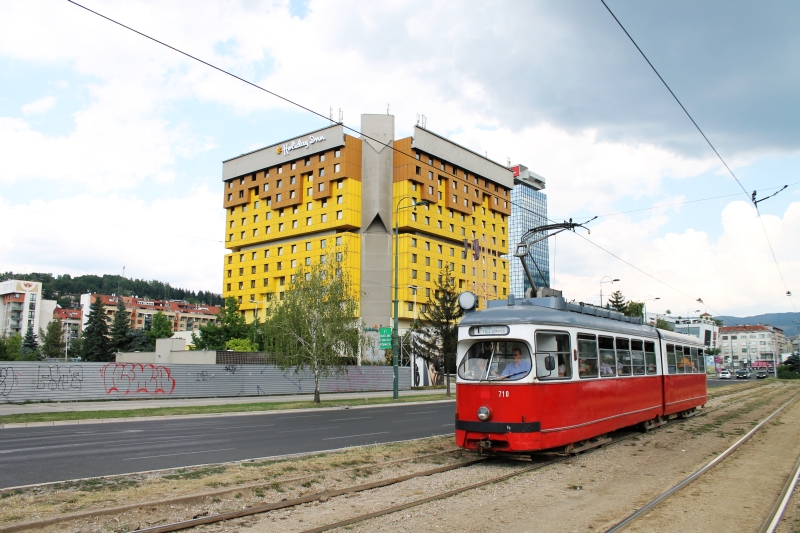 710 (ex 4431) vor dem Holiday Inn Hotel
