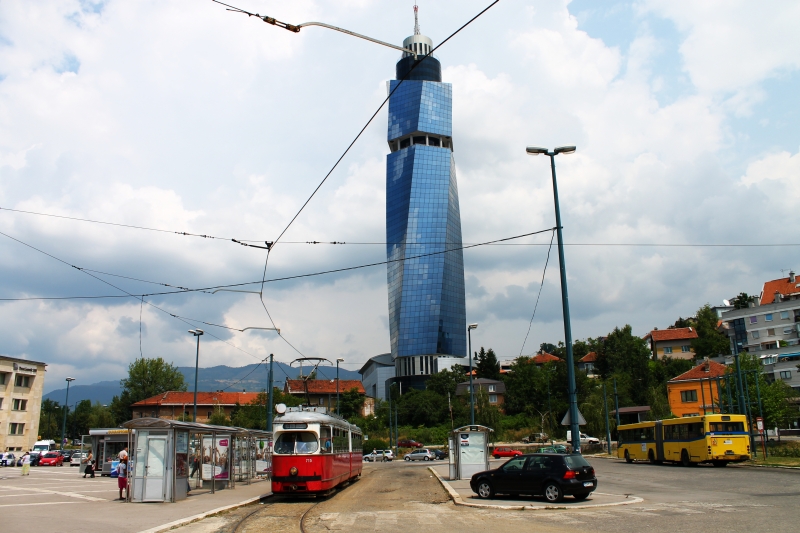 715 und 486 vor dem "Avaz-Tower"