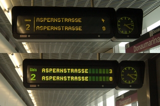 Vergleich neuer und alter Bahnsteig-Anzeigen (U2 Donaumarina)