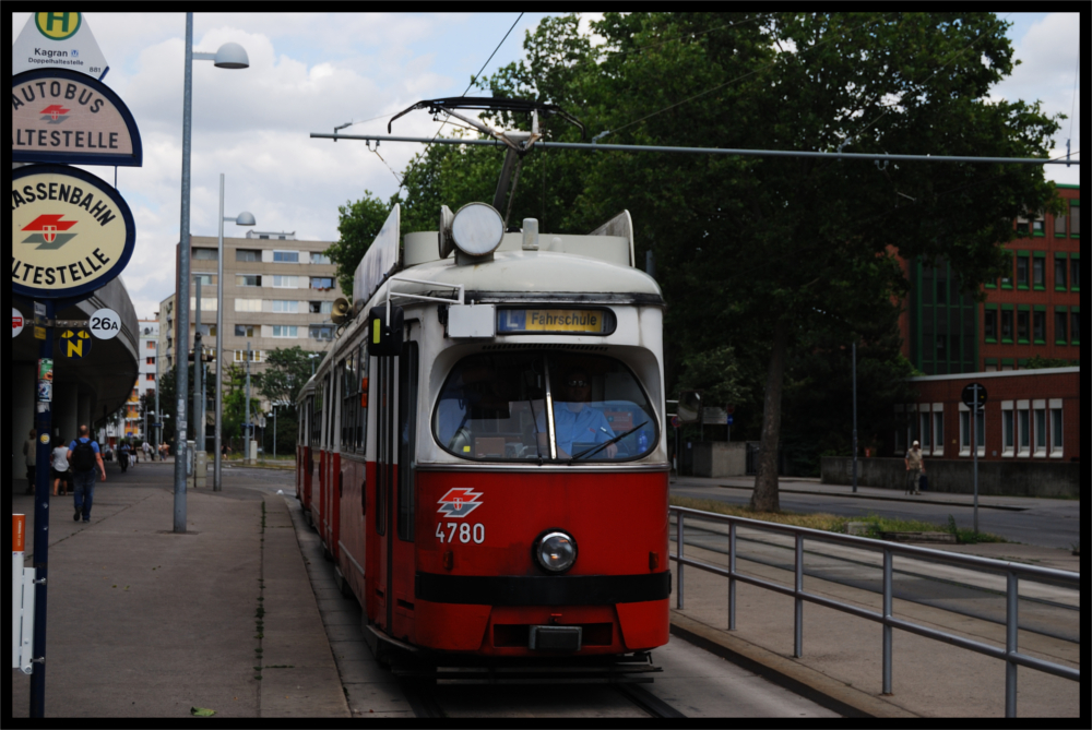 2015-07-09/4780/Fahrschule/Zentrum Kagran