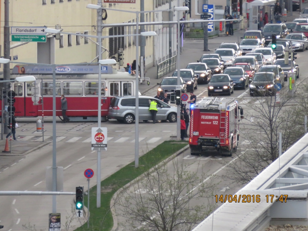 VU Linie 26 gegen PKW