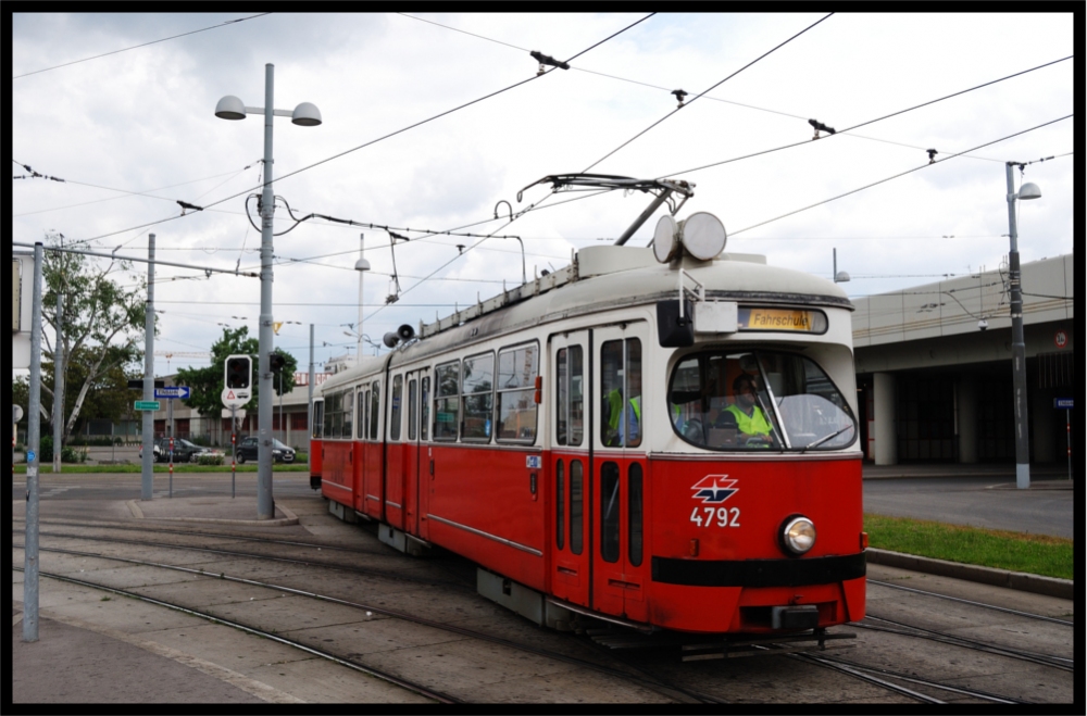 2016-05-17/4792/Fahrschule/Zentrum Kagran