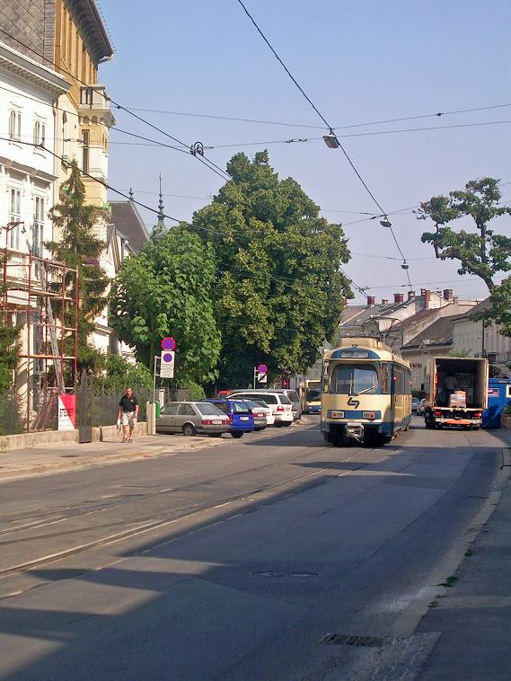 Zug verlässt Station Baden Josefplatz