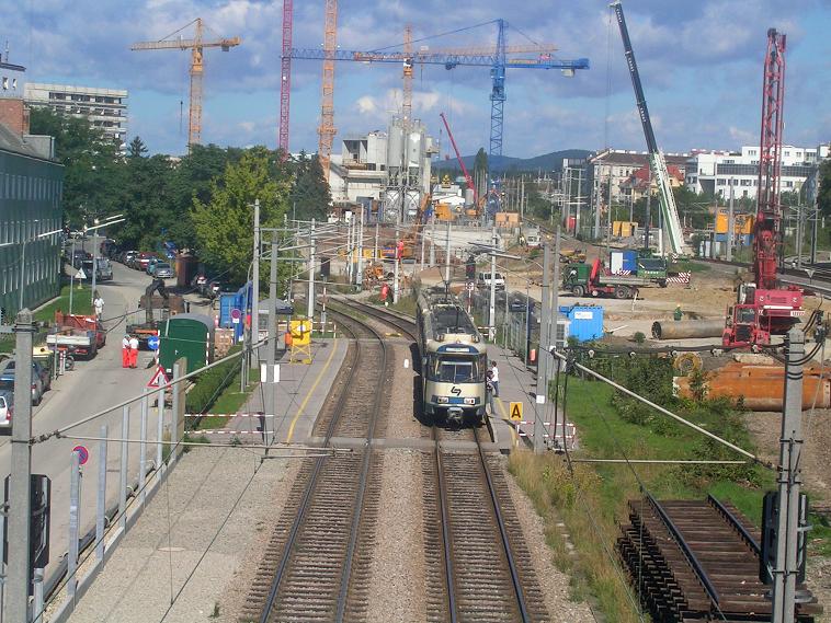 Zug der WLB kurz vor der Ausfahrt aus der Station Schöpfwerk