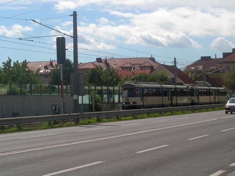 Zug der WLB RI Schönbrunner Allee