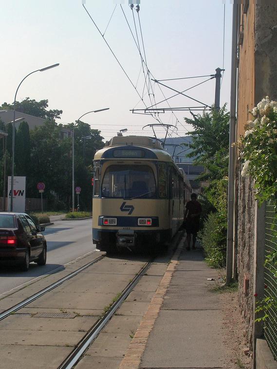 Zug der WLB vor der Einfahrt in die Station Baden Viadukt