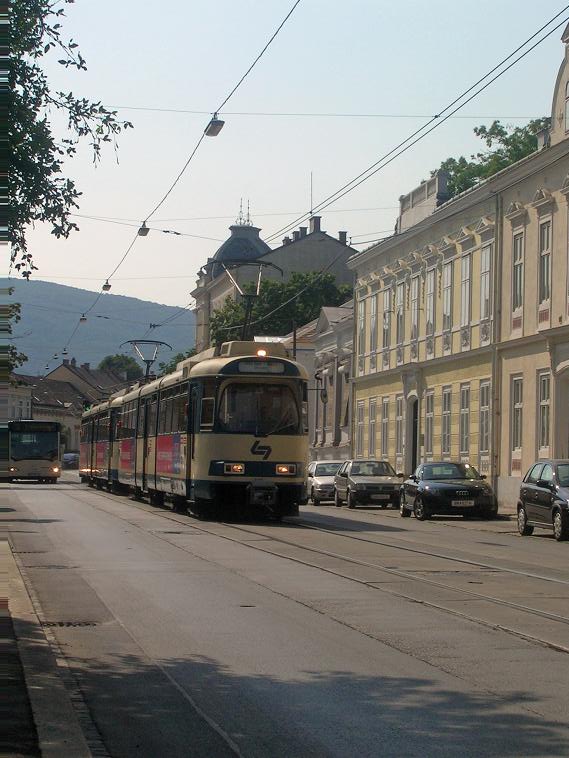 Zug der WLB zwischen Josefplatz und Baden Viadukt