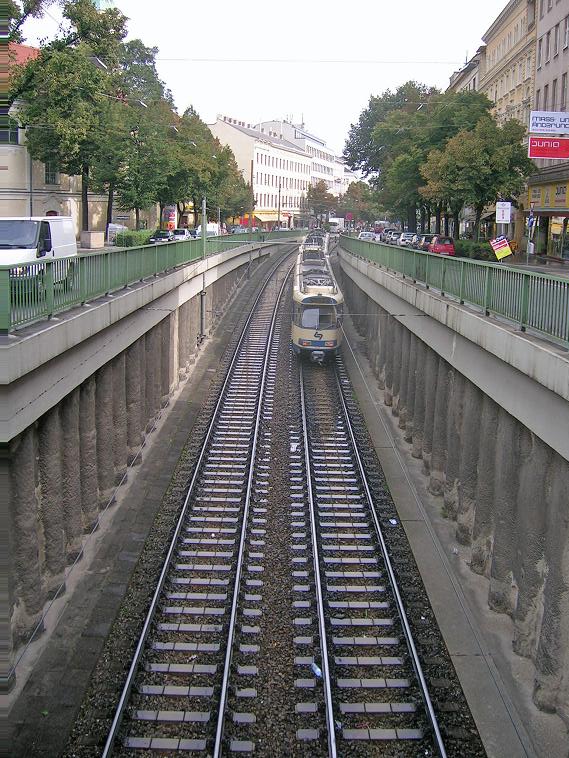 Zug bei der Ausfahrt aus dem Ustrab Tunnel