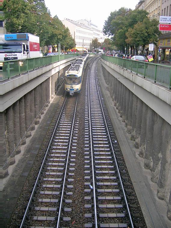 Zug bei der Einfahrt in den Ustrab Tunnel